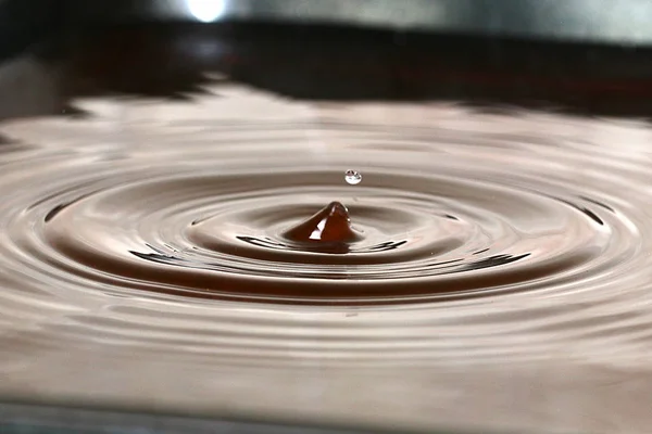 Spruzzi Modelli Sulla Superficie Olio Nero Dopo Una Goccia Liquido — Foto Stock