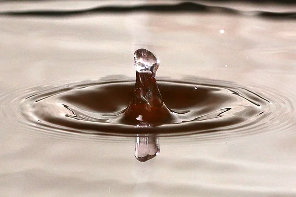 su sıçramalarına ve desenler siyah petrol sıvı damla sonra yüzeyi 