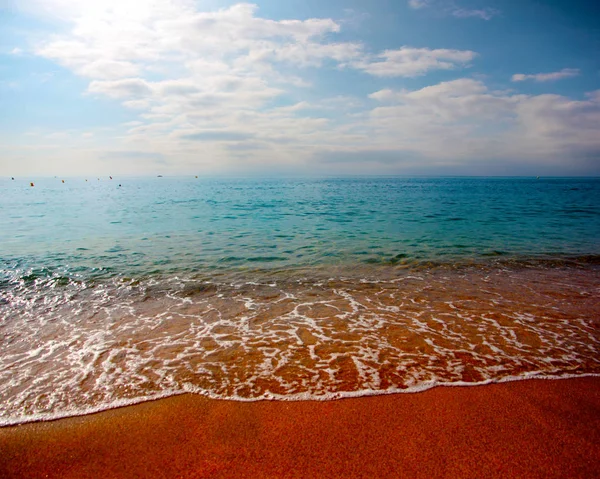 Akdeniz kıyısında güzel kumlu plaj 