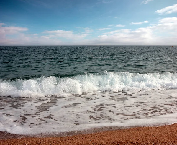 Akdeniz kıyısında güzel kumlu plaj 