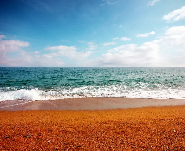 Akdeniz kıyısında güzel kumlu plaj 