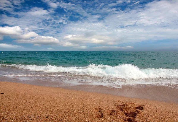 Akdeniz kıyısında güzel kumlu plaj 