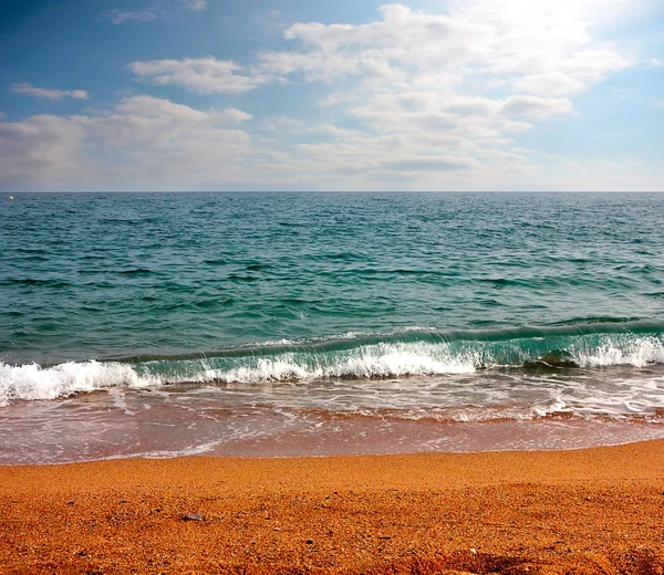 Akdeniz kıyısında güzel kumlu plaj 