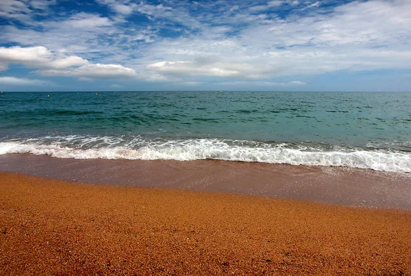 Akdeniz kıyısında güzel kumlu plaj 