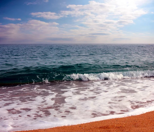 Akdeniz kıyısında güzel kumlu plaj 