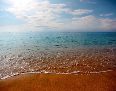 Akdeniz kıyısında güzel kumlu plaj 