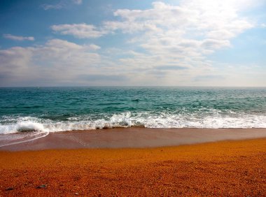 Akdeniz kıyısında güzel kumlu plaj 