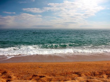 Akdeniz kıyısında güzel kumlu plaj 