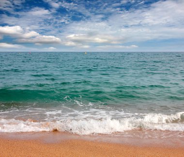 Akdeniz kıyısında güzel kumlu plaj 