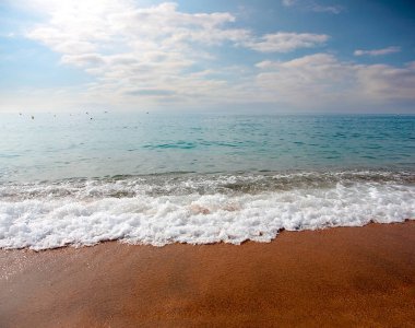 Akdeniz kıyısında güzel kumlu plaj 