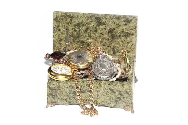 antika cep saati ve değerli taş bir tabut maddelerinde yığını 