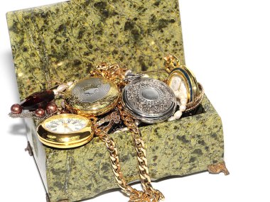 antika cep saati ve değerli taş bir tabut maddelerinde yığını 