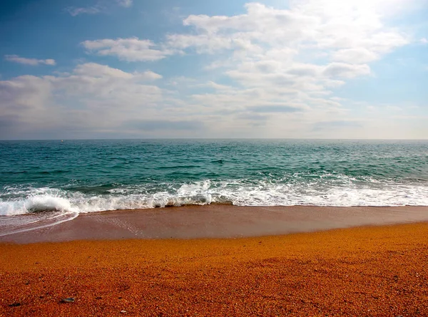 Akdeniz kıyısında güzel kumlu plaj 
