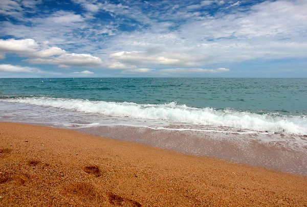 Akdeniz kıyısında güzel kumlu plaj 