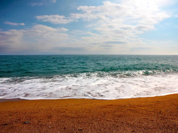 Akdeniz kıyısında güzel kumlu plaj 