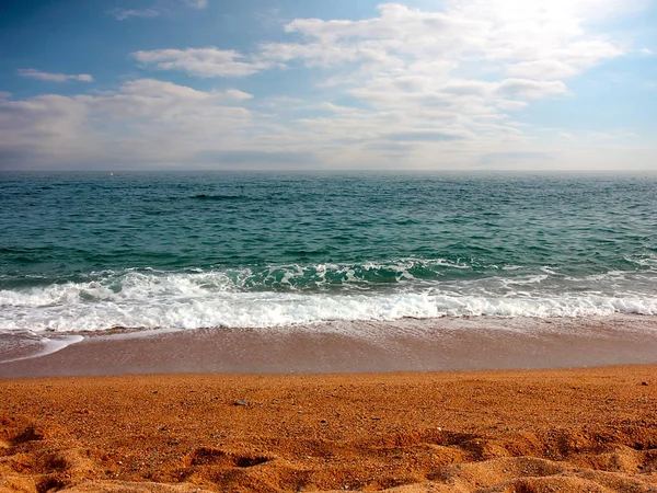 Akdeniz kıyısında güzel kumlu plaj 