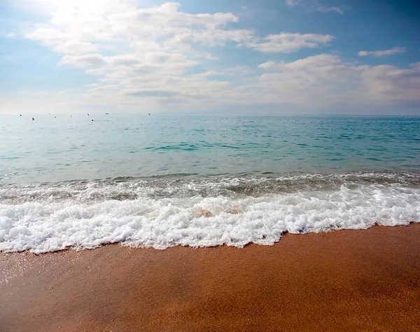 Akdeniz kıyısında güzel kumlu plaj 