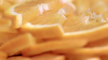 Kahvaltı için bir plaka üzerinde olgunlaşmış portakal dilim