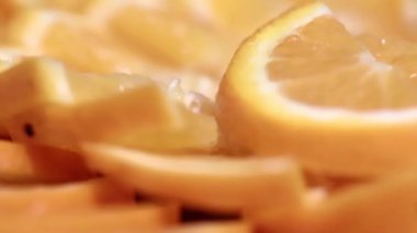 Kahvaltı için bir plaka üzerinde olgunlaşmış portakal dilim