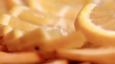 Kahvaltı için bir plaka üzerinde olgunlaşmış portakal dilim