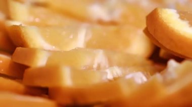 Kahvaltı için bir plaka üzerinde olgunlaşmış portakal dilim