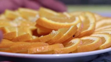 Kahvaltı için bir plaka üzerinde olgunlaşmış portakal dilim