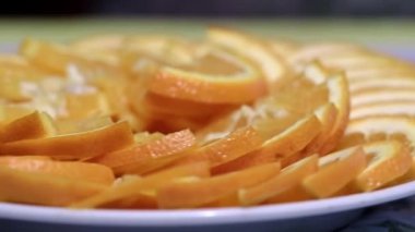 Kahvaltı için bir plaka üzerinde olgunlaşmış portakal dilim