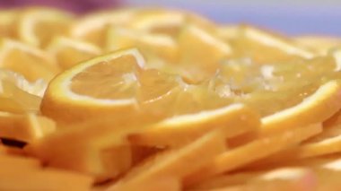 Kahvaltı için bir plaka üzerinde olgunlaşmış portakal dilim