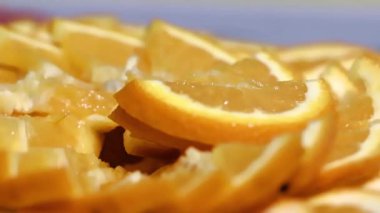 Kahvaltı için bir plaka üzerinde olgunlaşmış portakal dilim