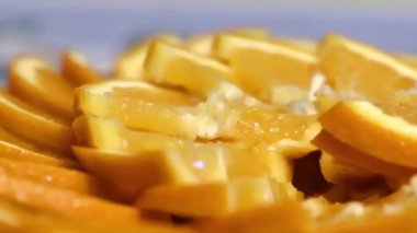 Kahvaltı için bir plaka üzerinde olgunlaşmış portakal dilim