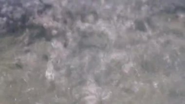 patlamaları ve bir damla su temiz sıvı yüzeyindeki etkisini üzerinden izleri 