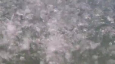 patlamaları ve bir damla su temiz sıvı yüzeyindeki etkisini üzerinden izleri 
