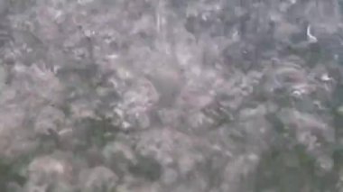 patlamaları ve bir damla su temiz sıvı yüzeyindeki etkisini üzerinden izleri 