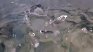 patlamaları ve bir damla su temiz sıvı yüzeyindeki etkisini üzerinden izleri 