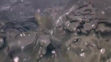 patlamaları ve bir damla su temiz sıvı yüzeyindeki etkisini üzerinden izleri 