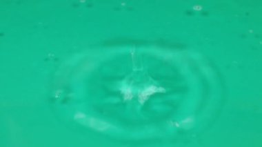 ağır saf su damlaları sıvı yüzeyinde düşmek 