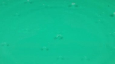 ağır saf su damlaları sıvı yüzeyinde düşmek 