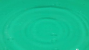 ağır saf su damlaları sıvı yüzeyinde düşmek 