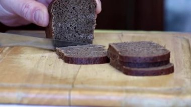 karanlık çavdar ekmeği parçalar üzerinde bıçak Gıda için 