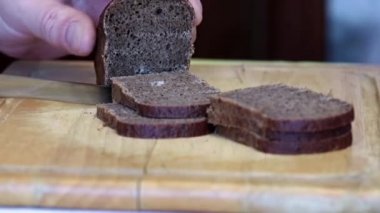 karanlık çavdar ekmeği parçalar üzerinde bıçak Gıda için 