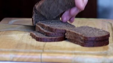 karanlık çavdar ekmeği parçalar üzerinde bıçak Gıda için 