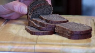 karanlık çavdar ekmeği parçalar üzerinde bıçak Gıda için 