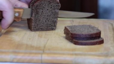 karanlık çavdar ekmeği parçalar üzerinde bıçak Gıda için 