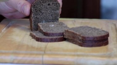 karanlık çavdar ekmeği parçalar üzerinde bıçak Gıda için 