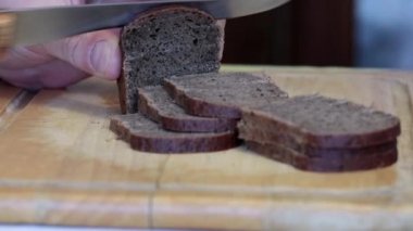 karanlık çavdar ekmeği parçalar üzerinde bıçak Gıda için 