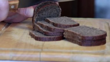 karanlık çavdar ekmeği parçalar üzerinde bıçak Gıda için 