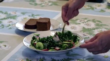 yağ ilavesi ile taze salatalık ve turp sebze salatası hazırlama süreci 