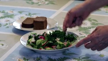 yağ ilavesi ile taze salatalık ve turp sebze salatası hazırlama süreci 