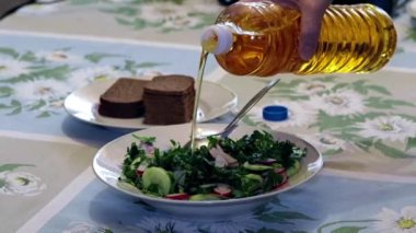 yağ ilavesi ile taze salatalık ve turp sebze salatası hazırlama süreci 