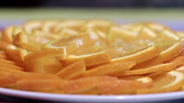 朝食のプレートに熟したオレンジのスライス — ストック動画